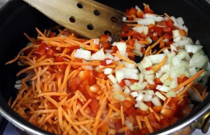 Тушёная картошка с курицей и ароматными овощами