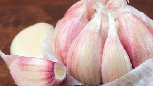 Как вырастить огромный чеснок без химии: советы от опытной соседки