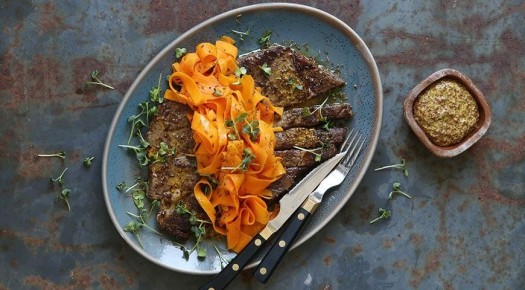 Вкусный стейк с морковной пастой для особого вечера
