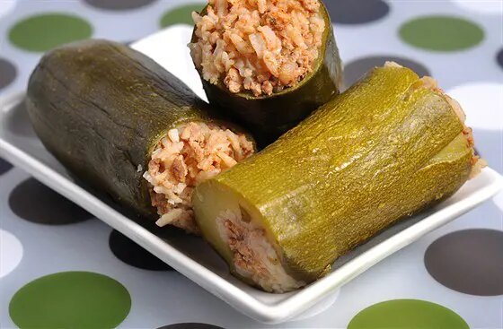Вкусные кабачки, фаршированные мясом и рисом