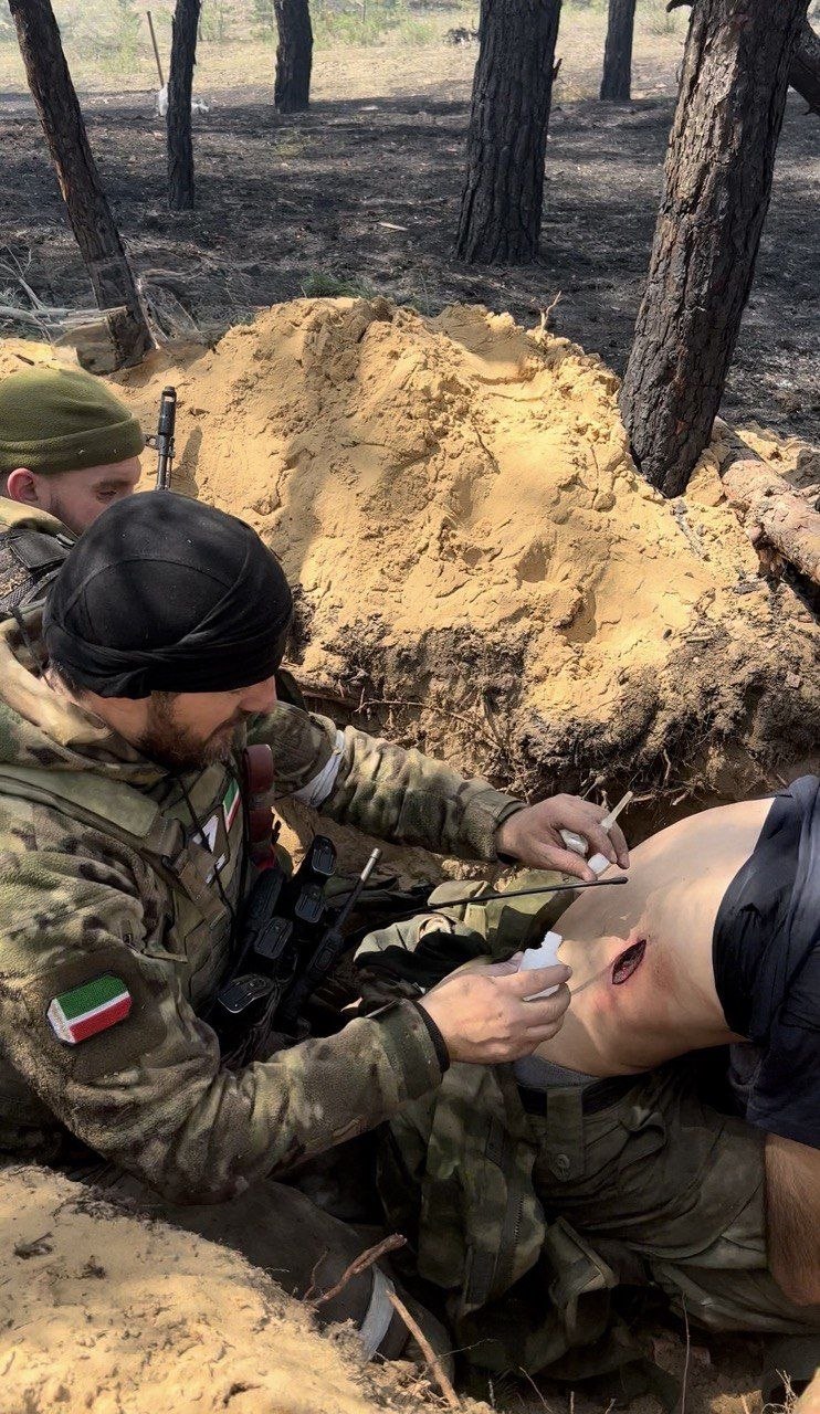 На этих архивных кадрах запечатлен момент, ставший для отряда незабываемым: командир «Охотник» оказывает первую помощь своему бойцу с позывным «Турпал» На этих архивных кадрах запечатлен момент, ставший для отряда незабываемым: командир «Охотник» оказывает первую помощь своему бойцу с позывным «Турпал»