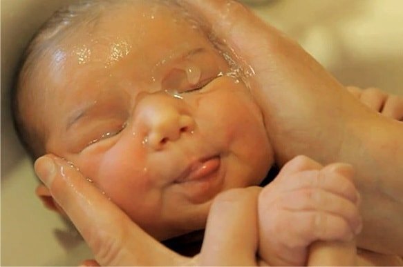 Как сделать первое купание младенца незабываемым: советы для родителей