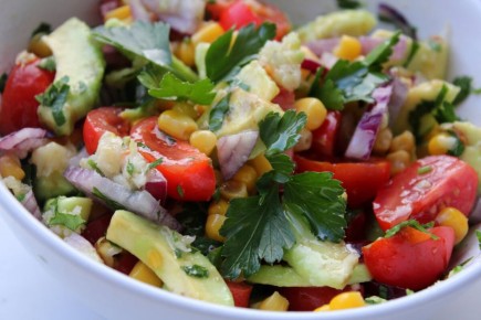 Острый овощной салат с авокадо: свежий вкус для летнего пикника