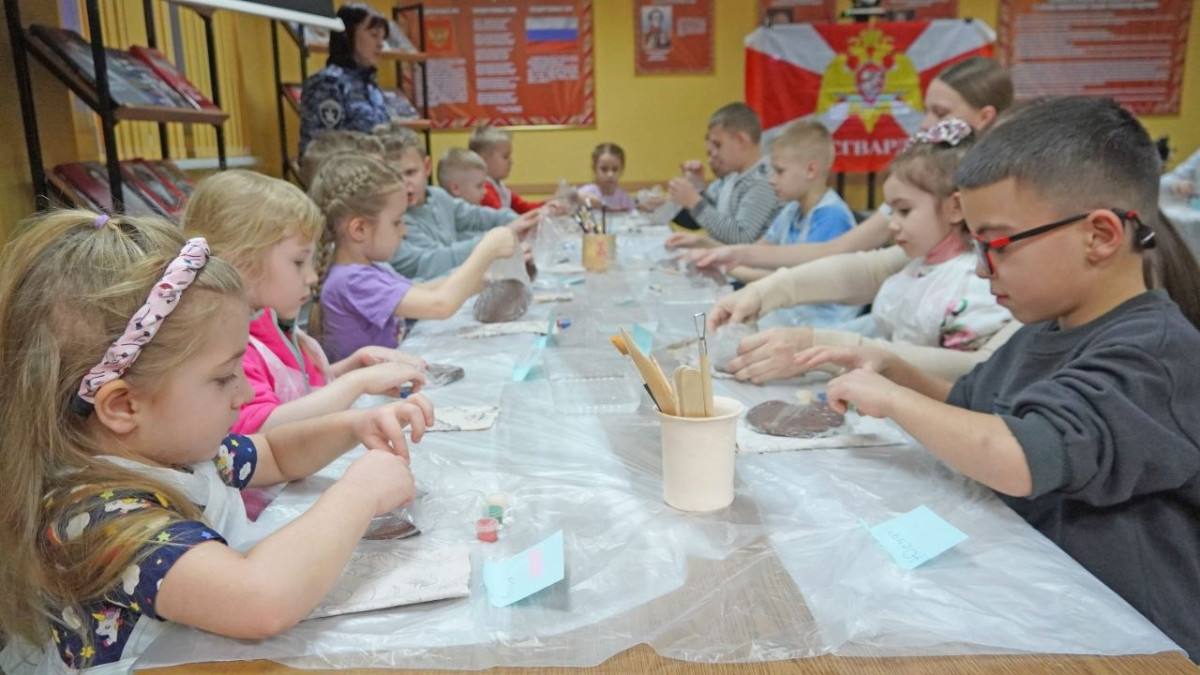 В НАО в честь 10-летия Росгвардии провели творческие мастер-классы для юных друзей ведомства