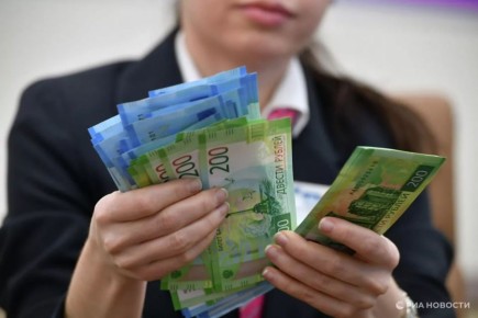 В топ-20 банках России средние ставки по вкладам до года включительно снизились на 0,27-0,38 процентного пункта после заседания ЦБ РФ в минувшую пятницу