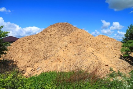 Эффективные методы использования опилок на даче