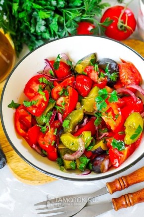 Нежный салат с помидорами и сливами: идеальный выбор для ужина