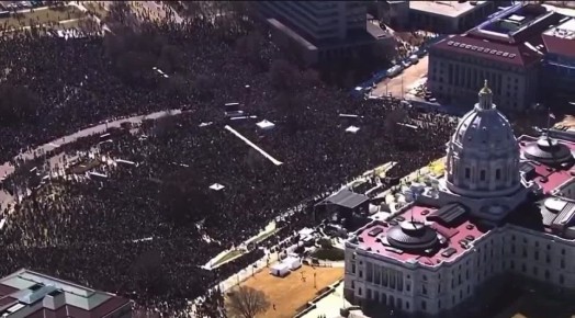 Протестное движение в США против войны в Иране заявило о себе! На протесты вышли миллионы человек в 3000 локациях