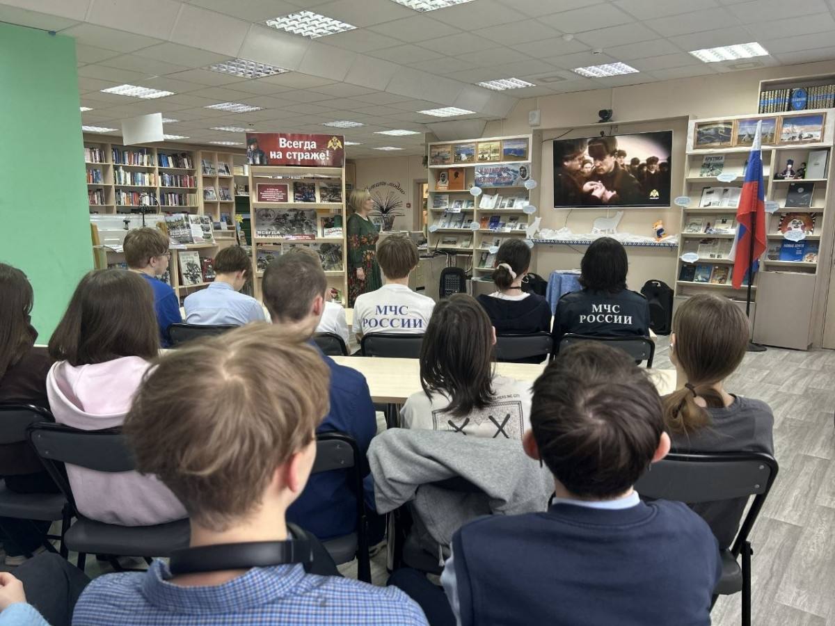 Ненецкая центральная библиотека провела интерактивное занятие для школьников в честь 10-летия Росгвардии