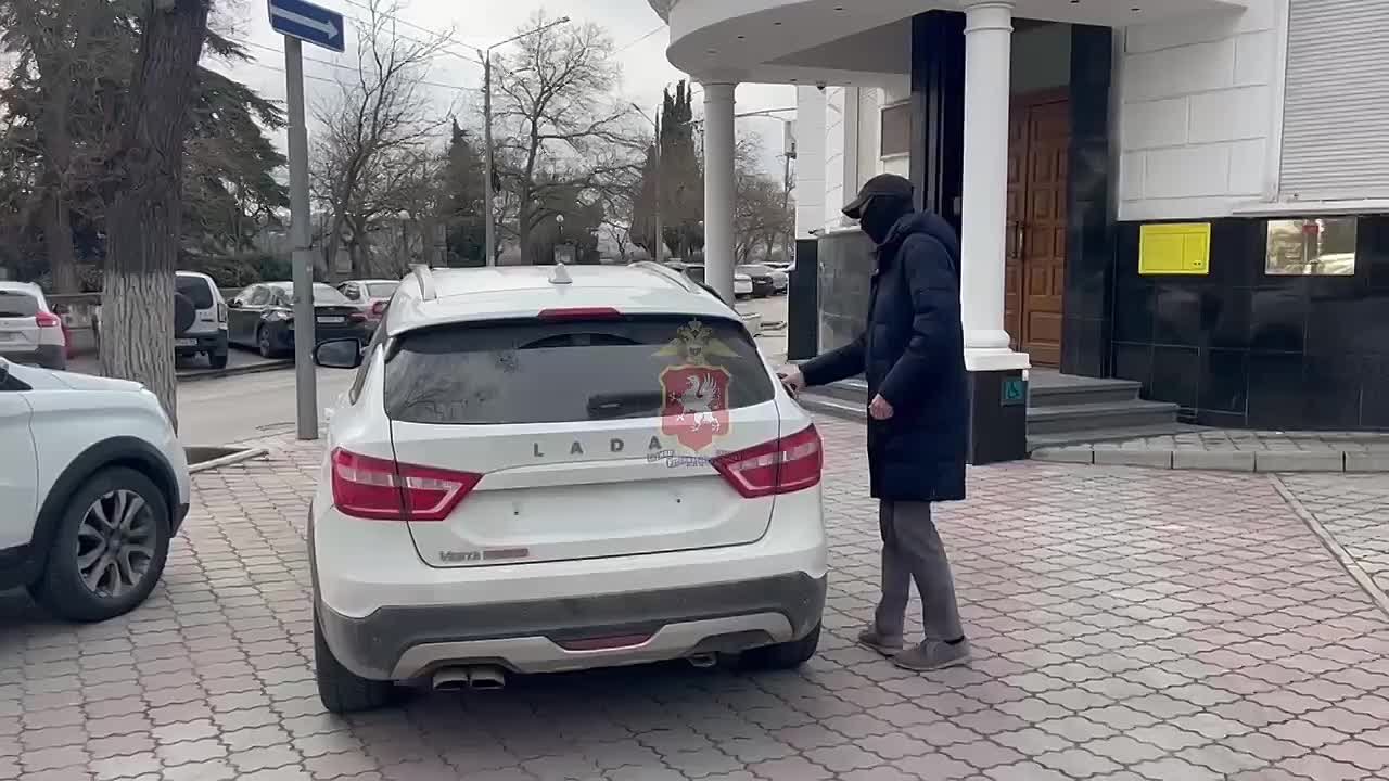 Сергей Зенин: Возможно, что и не совсем психически здоровый, но, как часто это бывает, решил, что должен, вот, прямо сейчас кому-то объявить войну