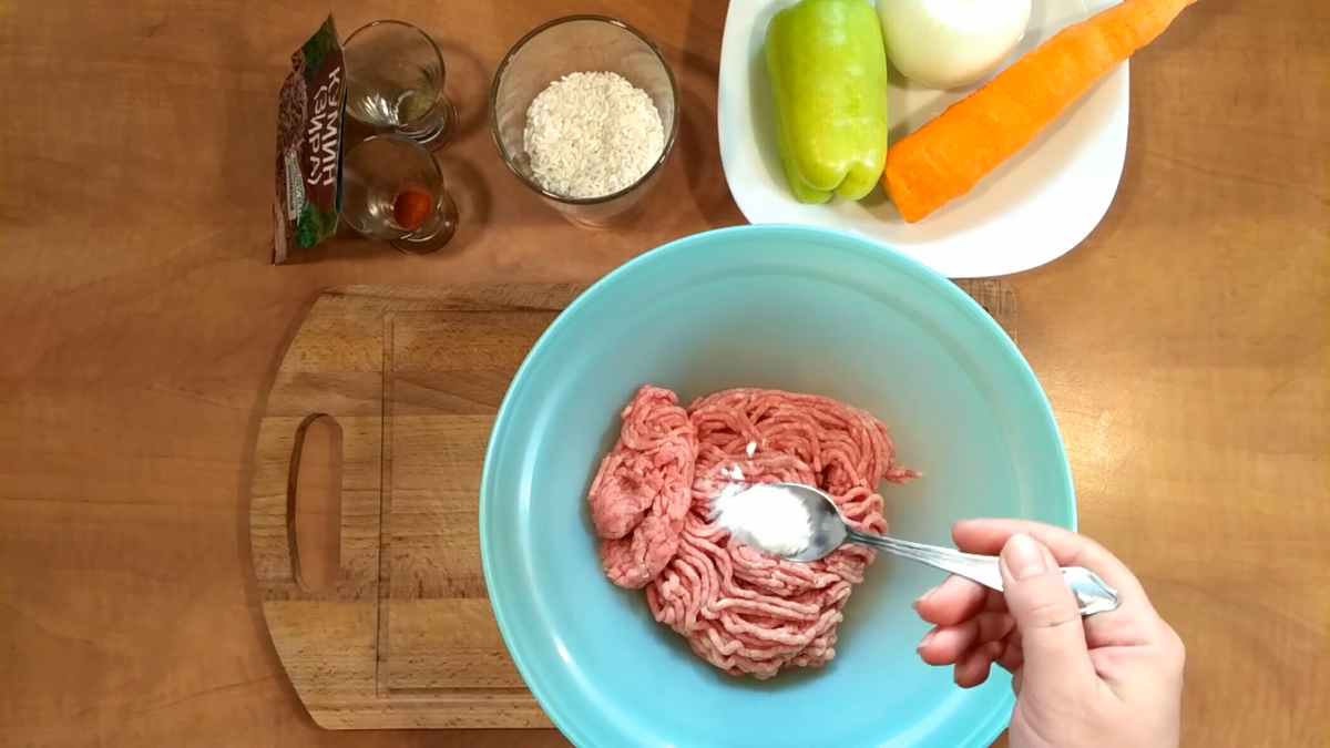 Наслаждайтесь домашним обедом с ароматным рисом и мясными фрикадельками!