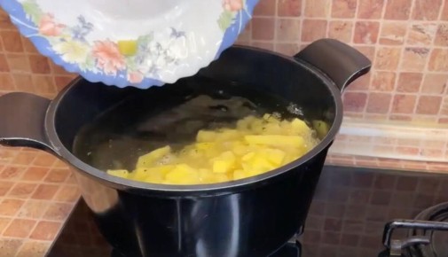 Нежный суп с плавленым сыром: классический рецепт с современным акцентом