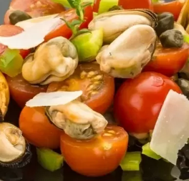 Легкий салат с мидиями и каперсами: освежите свой обед