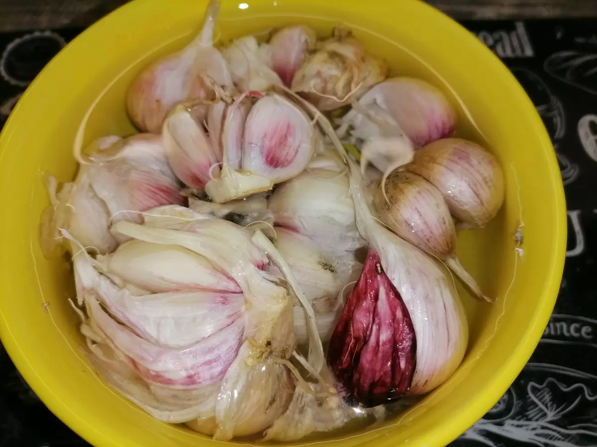 Как использовать чесночную шелуху: неожиданные способы применения