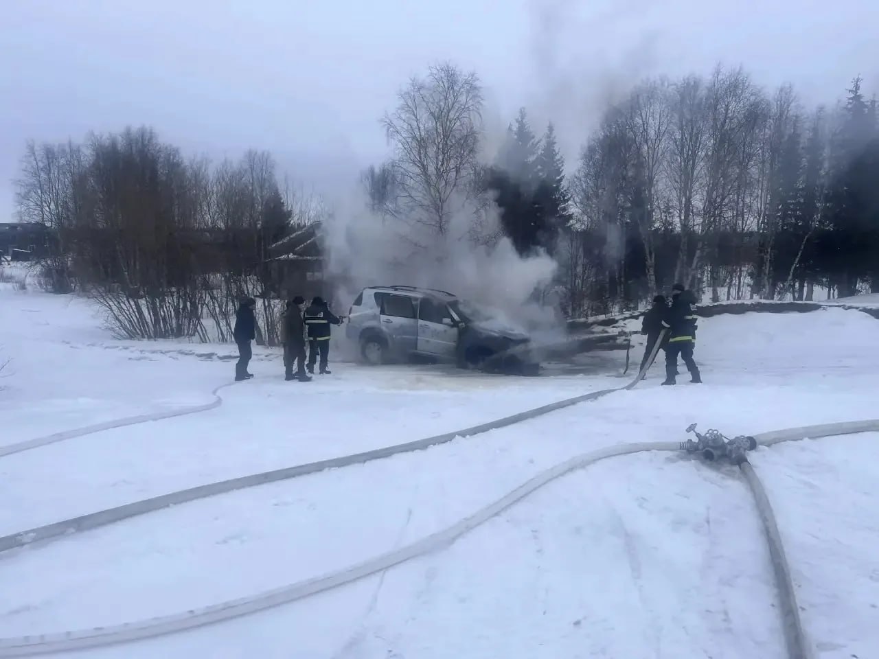 В поселке Харута полыхал легковой автомобиль — пожарные потушили В поселке Харута полыхал легковой автомобиль — пожарные потушили