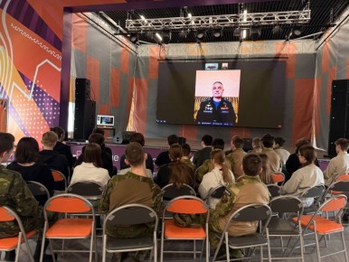 Космонавт Евгений Тарелкин пообщался с юными жителями Нарьян-Мара