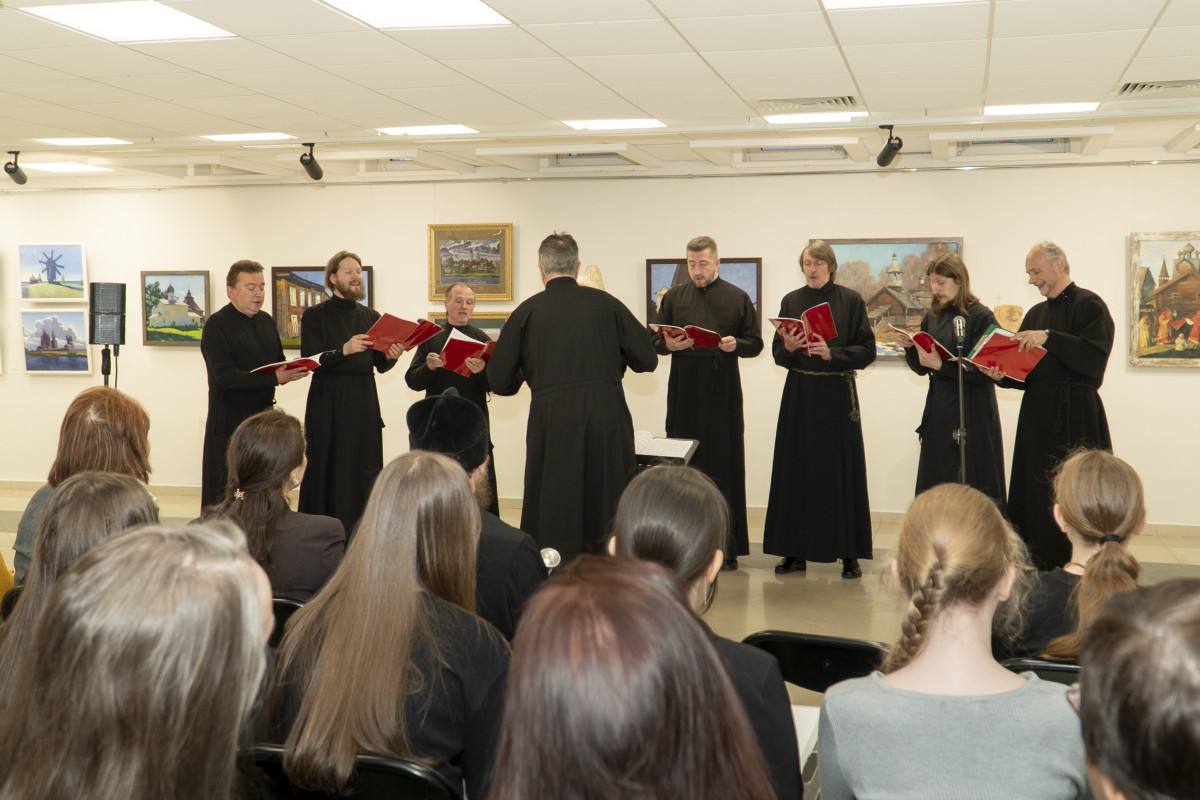 В выставочном зале ДК «Арктика» открылась выставка «Север Православный»