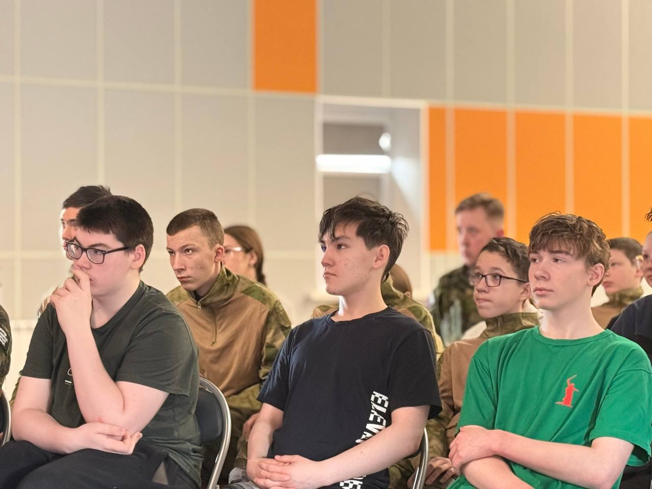 Космонавт Евгений Тарелкин пообщался с юными жителями Нарьян-Мара Космонавт Евгений Тарелкин пообщался с юными жителями Нарьян-Мара