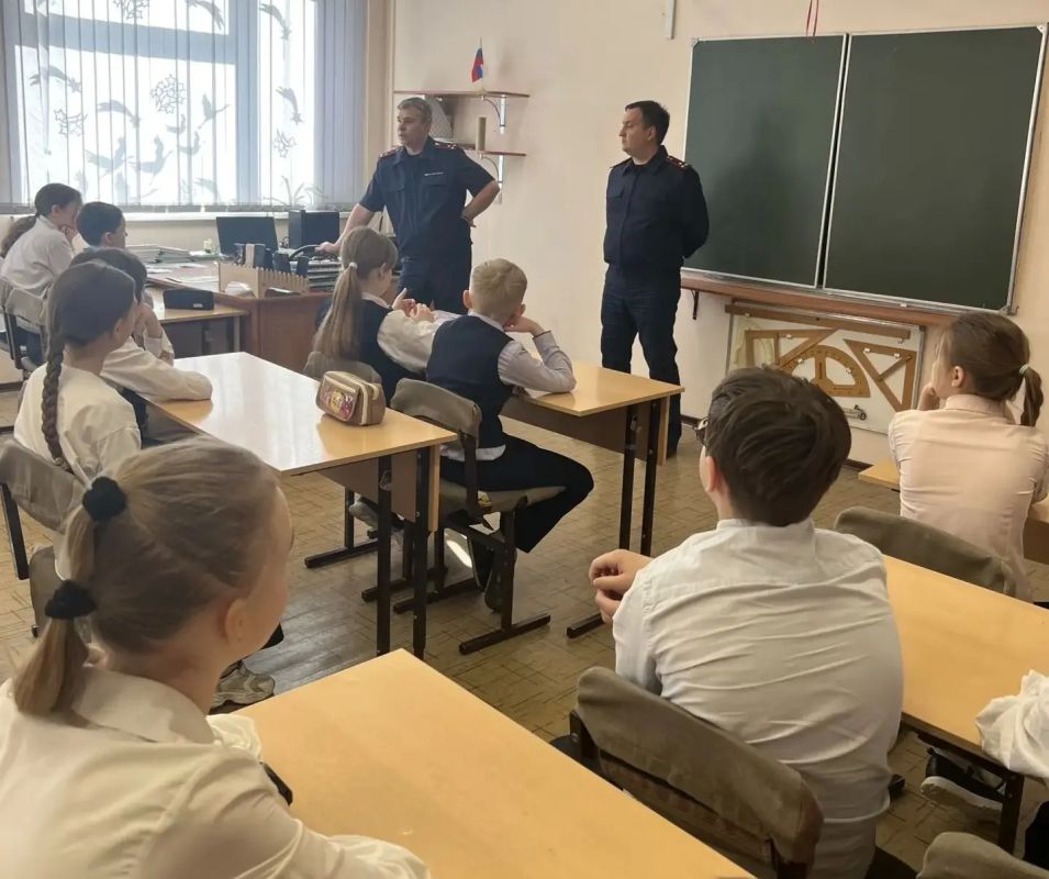 В преддверии Дня Победы следователи провели профилактическое занятие для школьников