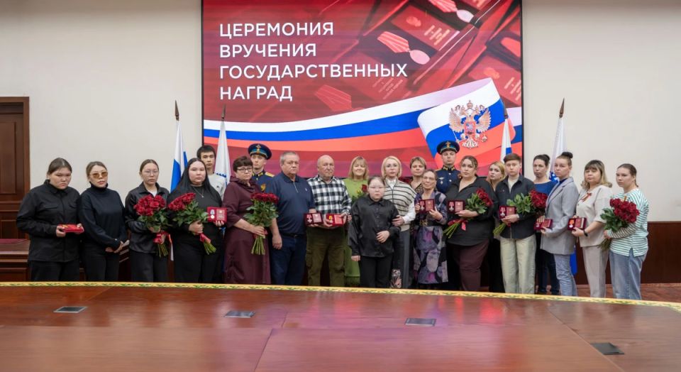 Губернатор НАО Ирина Гехт передала родственникам погибших участников СВО награды Губернатор НАО Ирина Гехт передала родственникам погибших участников СВО награды