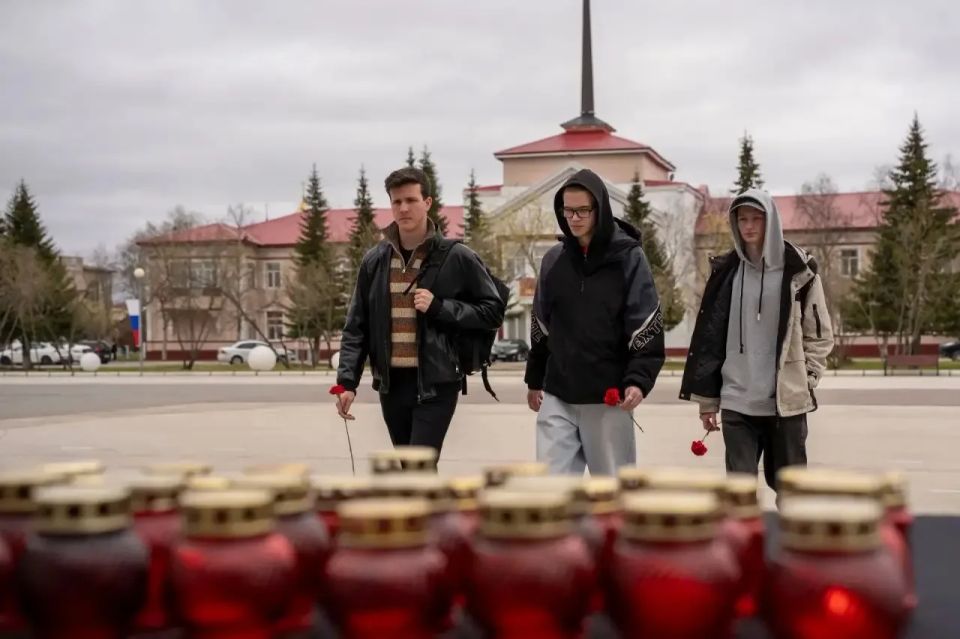 У ДК «Арктика» проходит акция памяти студентов колледжа в Старобельске У ДК «Арктика» проходит акция памяти студентов колледжа в Старобельске