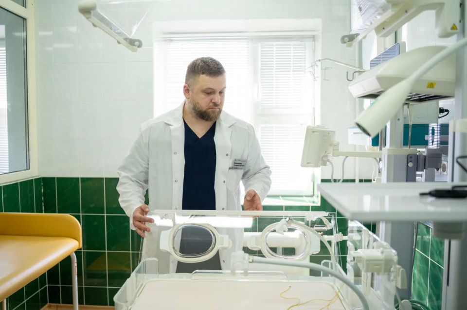 Клуб «28 петель» передал вещи недоношенным малышам НАО