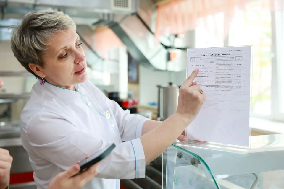Ирина Гехт: Эти фото сделаны за несколько минут до того, как за столы сядут ребята, отдыхающие в детском лагере при средней школе №1. Как пояснила руководитель школьной столовой Марина Николаевна Лузгина, меню и завтраков, и... Ирина Гехт: Эти фото сделаны за несколько минут до того, как за столы сядут ребята, отдыхающие в детском лагере при средней школе №1. Как пояснила руководитель школьной столовой Марина Николаевна Лузгина, меню и завтраков, и...