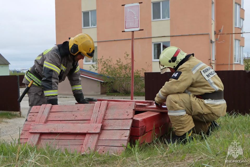 Рабочие будни: пожарные помогли медикам скорой помощи Рабочие будни: пожарные помогли медикам скорой помощи