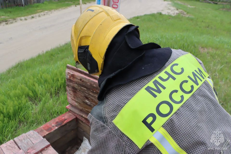 Рабочие будни: пожарные помогли медикам скорой помощи Рабочие будни: пожарные помогли медикам скорой помощи