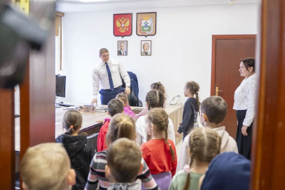 Юные жители посёлка Искателей познакомились с работой местной администрации Юные жители посёлка Искателей познакомились с работой местной администрации