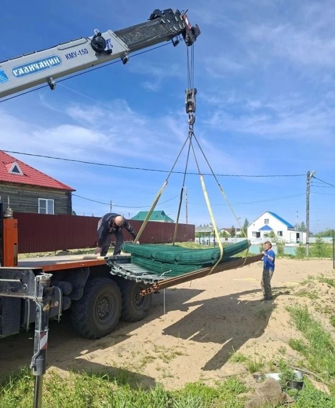 Жители ТОС «Захребетное» обустраивают волейбольную площадку Жители ТОС «Захребетное» обустраивают волейбольную площадку