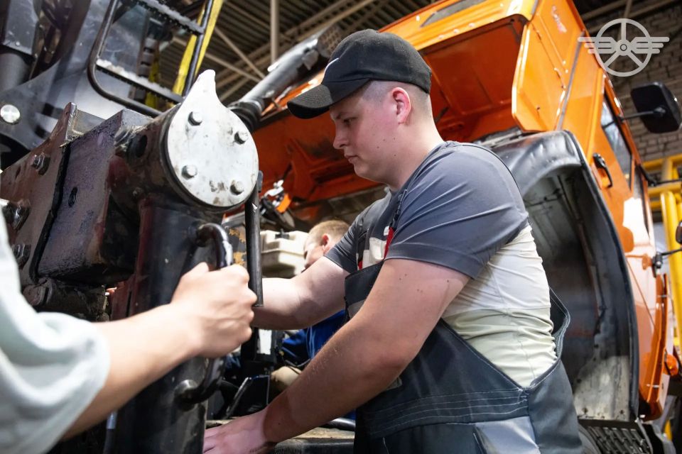 В Нарьян-Марском АТП 11 студентов прошли практику в 2026 году В Нарьян-Марском АТП 11 студентов прошли практику в 2026 году