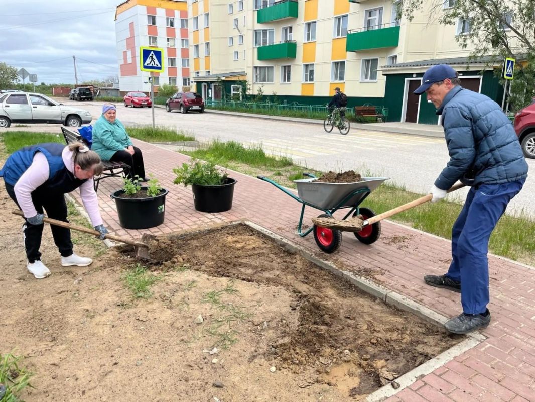 Активисты НарьянМара украшают свои микрорайоны Активисты НарьянМара украшают свои микрорайоны