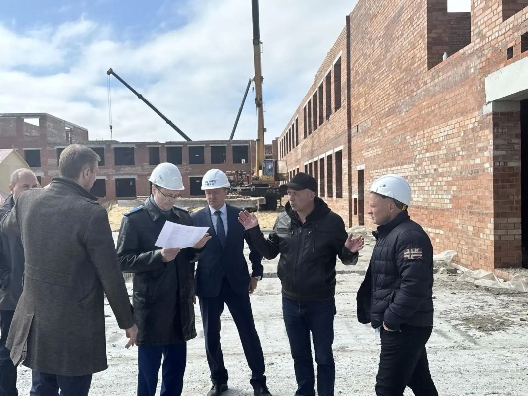 Зампрокурора Архангельской области и НАО проверил ход строительства школы и дома в поселке Искателей Зампрокурора Архангельской области и НАО проверил ход строительства школы и дома в поселке Искателей