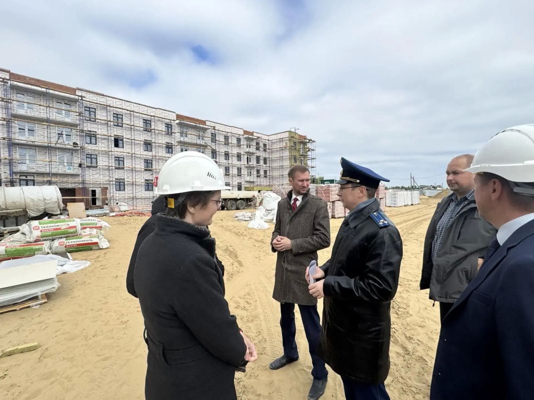 Зампрокурора Архангельской области и НАО проверил ход строительства школы и дома в поселке Искателей Зампрокурора Архангельской области и НАО проверил ход строительства школы и дома в поселке Искателей
