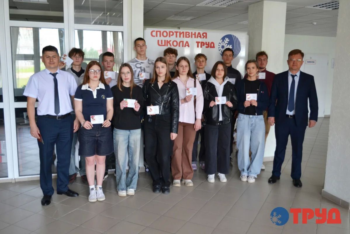 В НАО выпускникам школы № 4 вручили золотые знаки ГТО