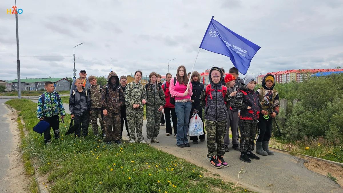 «Движение Первых» НАО провело пеший поход к Молодежному озеру