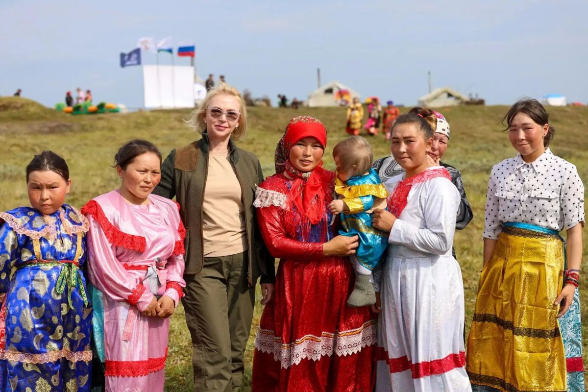 Ирина Гехт: Посетила стойбище оленеводов сельскохозяйственного производственного кооператива «Рассвет Севера» Ирина Гехт: Посетила стойбище оленеводов сельскохозяйственного производственного кооператива «Рассвет Севера»