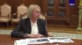 Путин на встрече с губернатором НАО Ириной Гехт отметил, что зарплаты в регионе выше, чем в среднем по стране, и составляют более 140 тысяч рублей в месяц