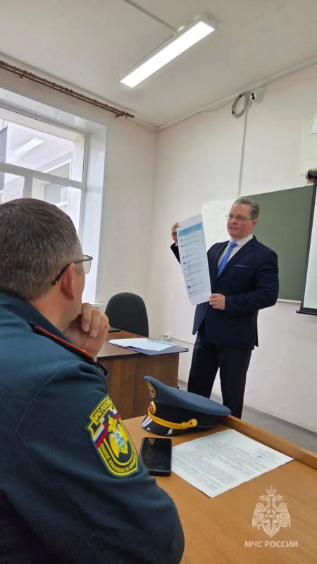 В преддверии выборов депутатов Государственной думы председатель Избирательной комиссии Ненецкого автономного округа Макаров Иван Иванович встретился с личным составом Главного управления МЧС России по Ненецкому автономному... В преддверии выборов депутатов Государственной думы председатель Избирательной комиссии Ненецкого автономного округа Макаров Иван Иванович встретился с личным составом Главного управления МЧС России по Ненецкому автономному...
