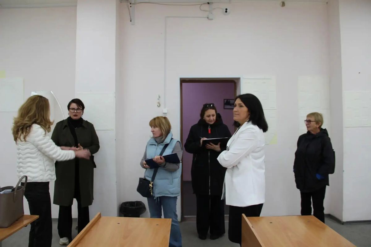 Члены окружной и территориальных избирательных комиссий совместно с представителями Общественной палаты НАО проверили готовность избирательных участков к проведению выборов Члены окружной и территориальных избирательных комиссий совместно с представителями Общественной палаты НАО проверили готовность избирательных участков к проведению выборов