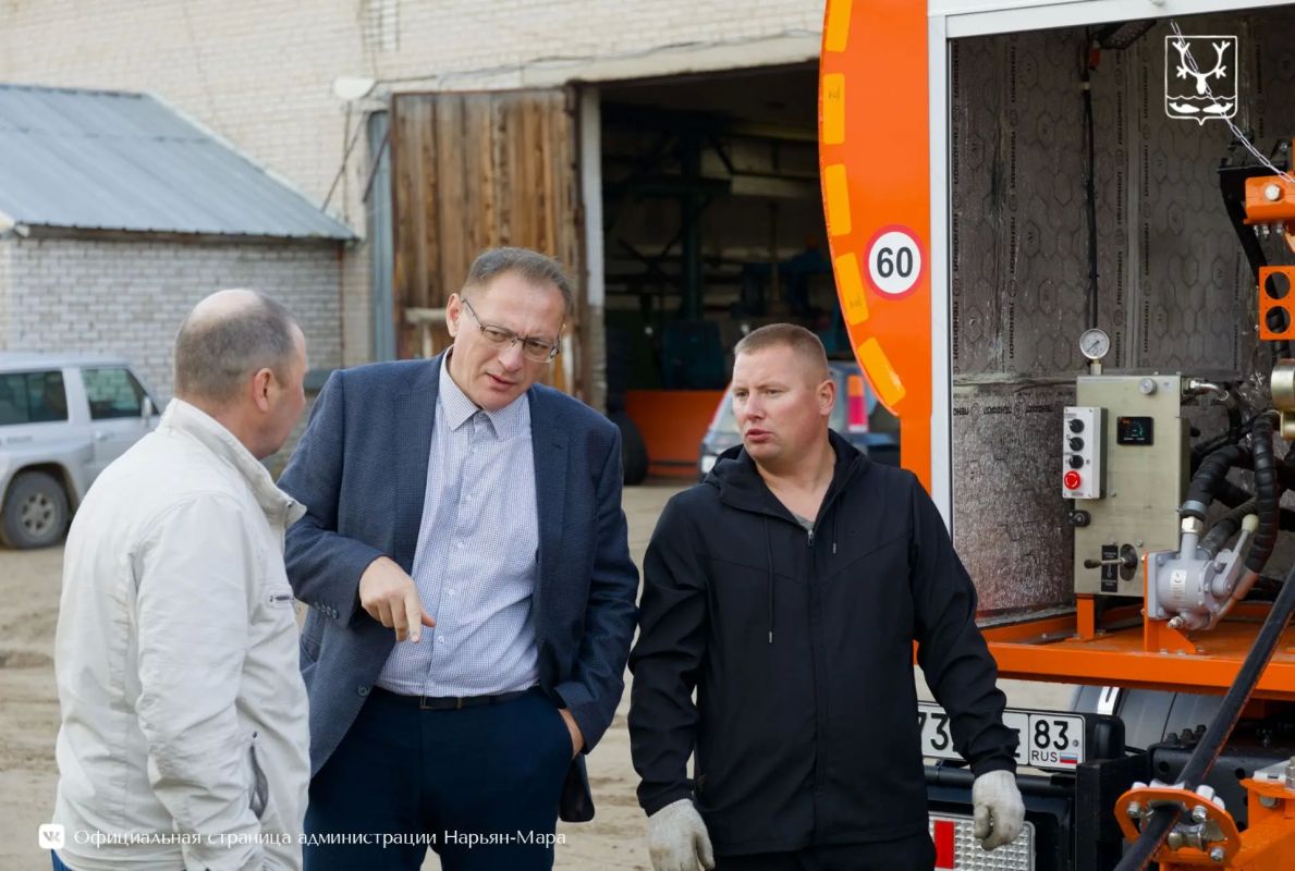 Глава Нарьян-Мара Олег Белак осмотрел новую каналопромывочную машину ПОК и ТС Глава Нарьян-Мара Олег Белак осмотрел новую каналопромывочную машину ПОК и ТС