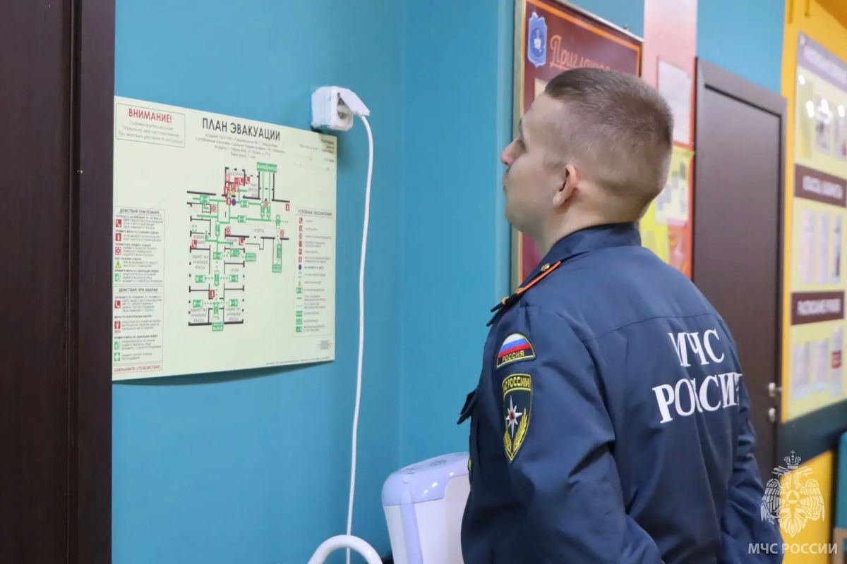 Сотрудники МЧС России обеспечивают безопасность на избирательных участках Сотрудники МЧС России обеспечивают безопасность на избирательных участках