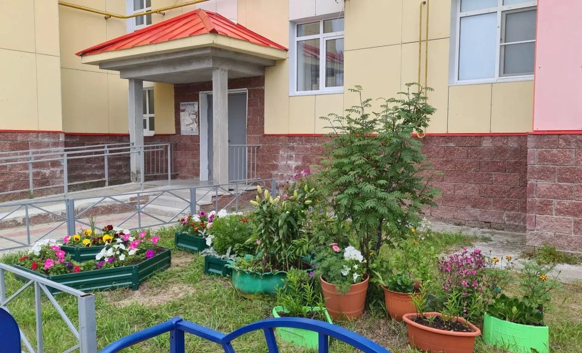 Ирина Гехт: Девятнадцать лет победители конкурса «Зелёный двор» Вера и Николай Семёновы ухаживают за садом у своего дома Ирина Гехт: Девятнадцать лет победители конкурса «Зелёный двор» Вера и Николай Семёновы ухаживают за садом у своего дома
