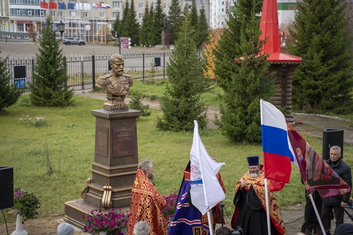 В Нарьян-Маре открыли памятник царю Николаю II В Нарьян-Маре открыли памятник царю Николаю II