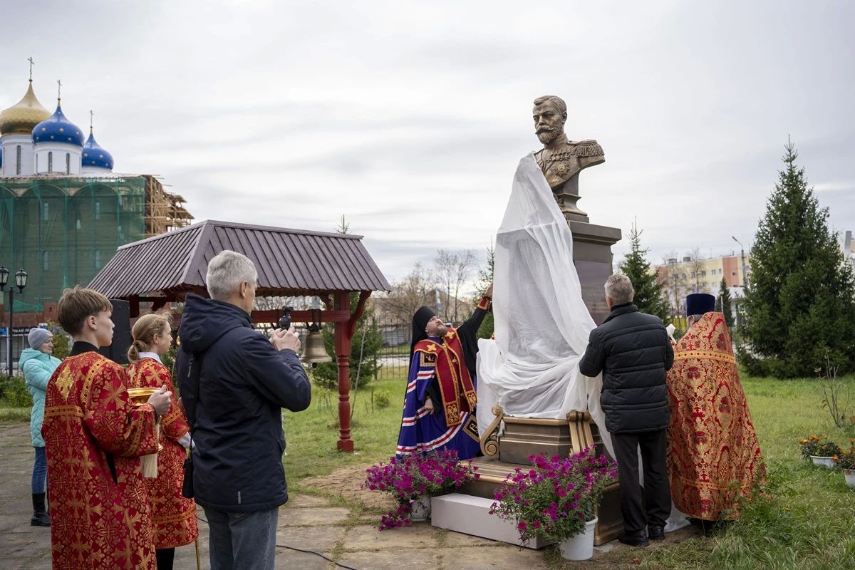 В Нарьян-Маре открыли памятник царю Николаю II В Нарьян-Маре открыли памятник царю Николаю II