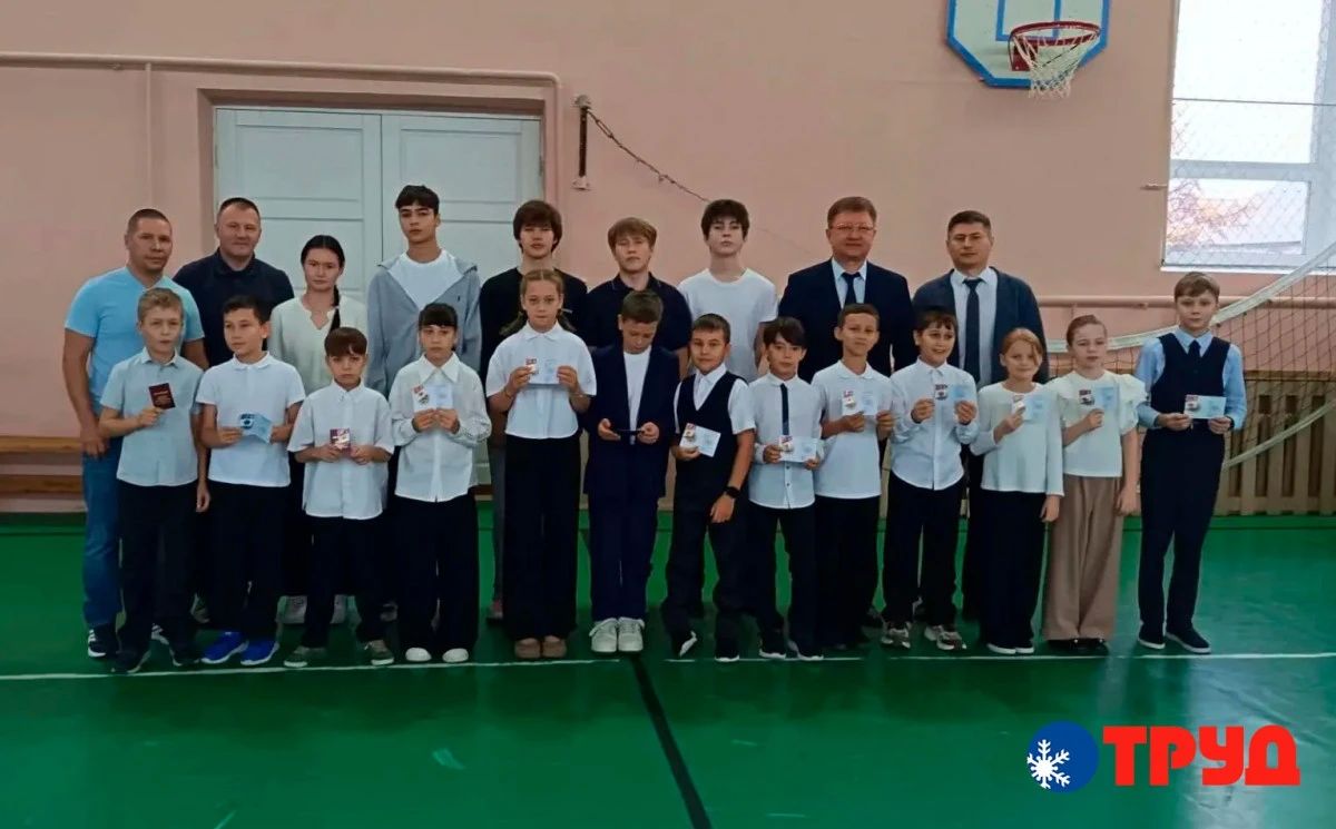 В средней школе посёлка Искателей вручили знаки ГТО