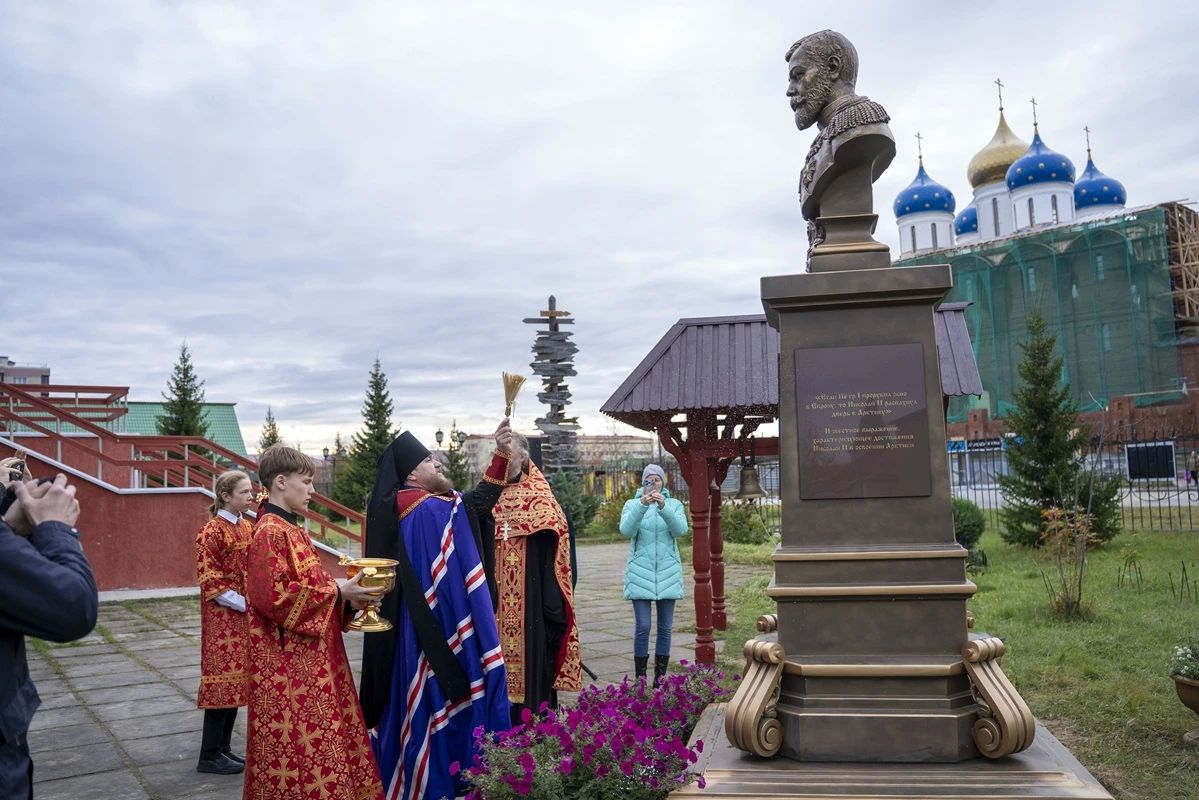 В Нарьян-Маре открыли памятник царю Николаю II В Нарьян-Маре открыли памятник царю Николаю II