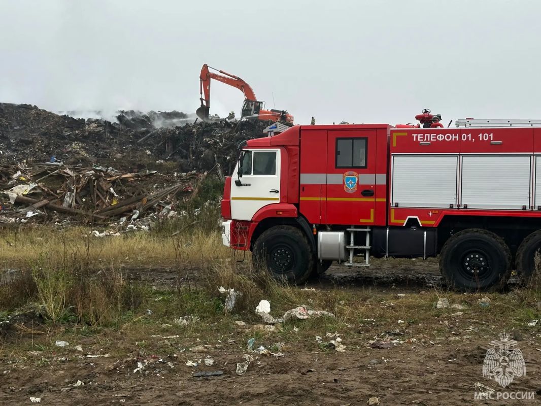 На полигоне твёрдых бытовых отходов в Нарьян-Маре продолжается проливка тлеющего мусора