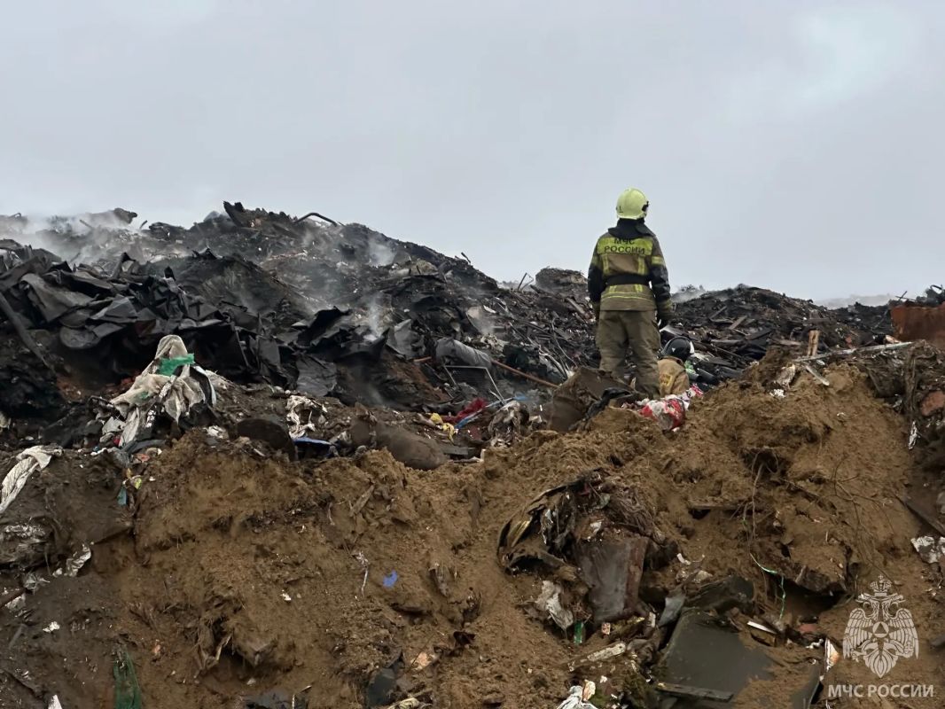 На полигоне твёрдых бытовых отходов в Нарьян-Маре продолжается проливка тлеющего мусора На полигоне твёрдых бытовых отходов в Нарьян-Маре продолжается проливка тлеющего мусора
